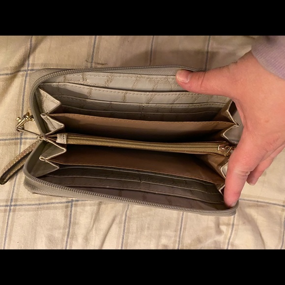 Excellent condition Guess Wallets - Picture 3 of 4